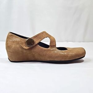 VANELI TAN WEDGE SHOES SZ 7.5N
